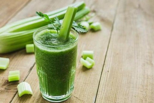 芹菜汁怎么做 芹菜汁的功效与作用健胃利尿, 预防肺癌