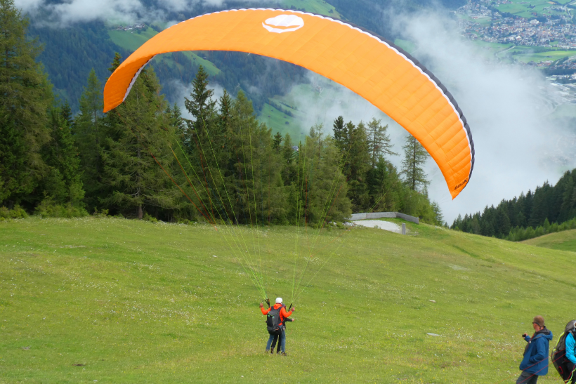 刺激好玩的滑翔伞运动图片