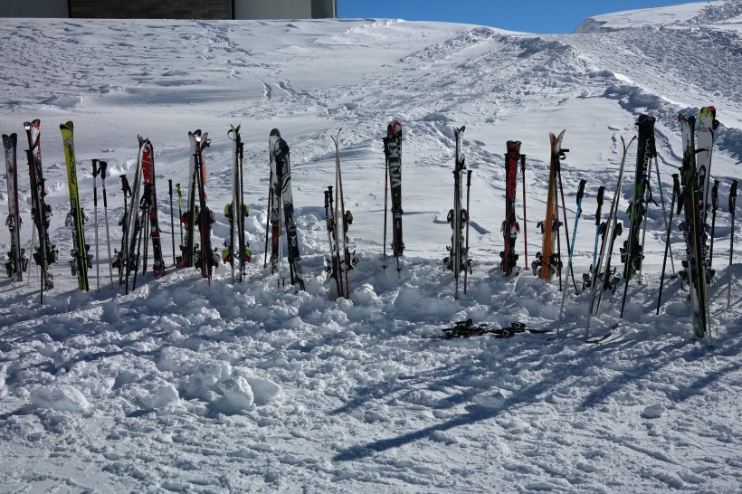 好玩刺激的户外滑雪运动图片