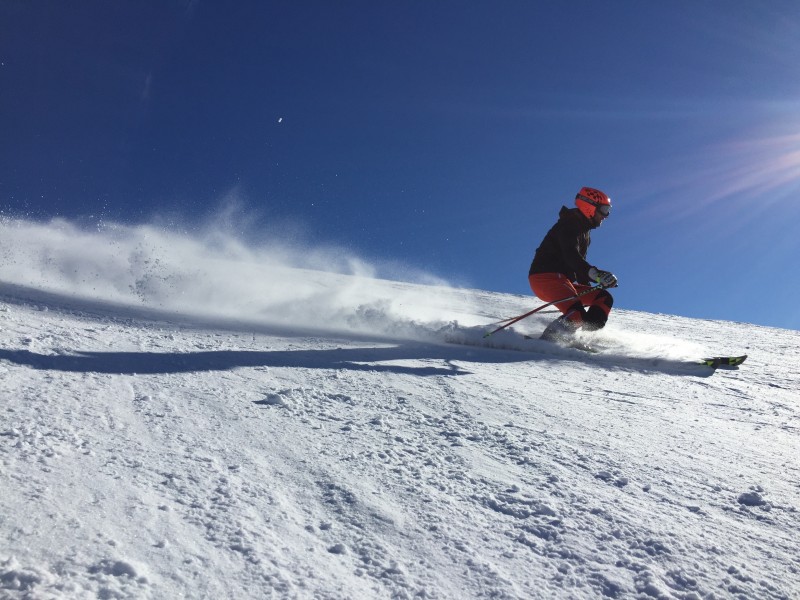 好玩刺激的户外滑雪运动图片