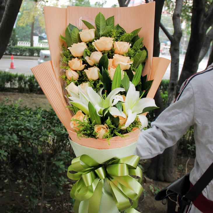 19朵香槟玫瑰百合花鲜花花束节日礼物配送