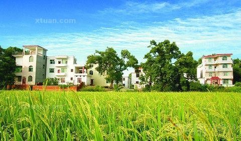 住宅前面有半圆形池塘或溪水,圆形朝前,直面在后的,有助于居住者发财.