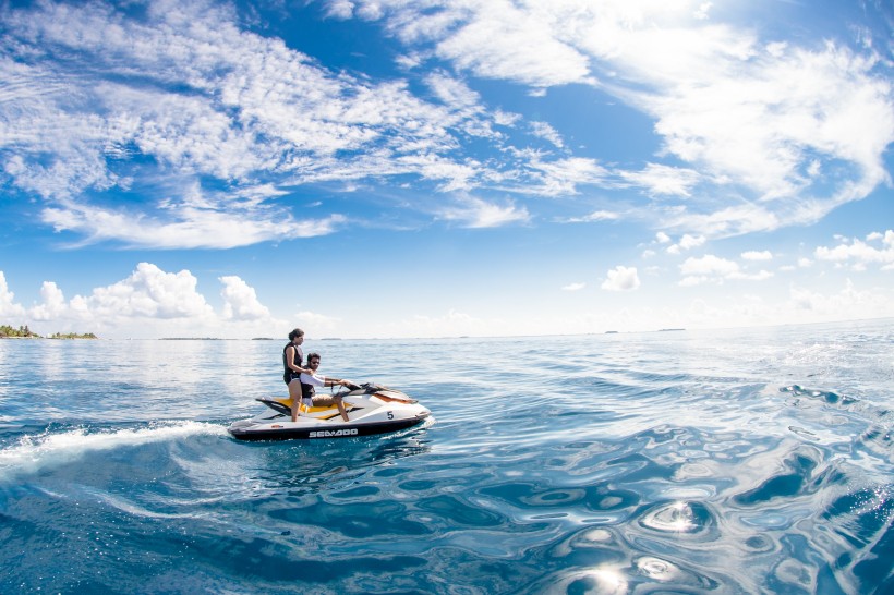 水面行驶的摩托艇图片(17张)