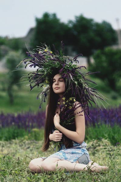 头戴鲜花的女人图片