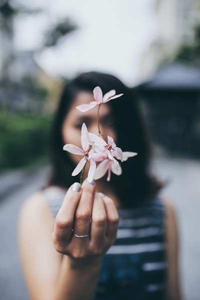 手里拿着各种各样的花图片