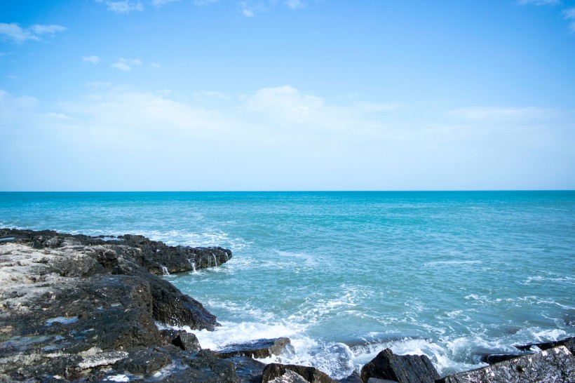 宁静优美的海岸风景图片