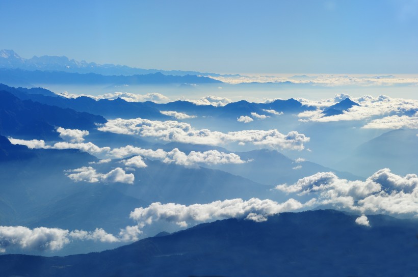 难能可贵的蓝天白云自然风景图片