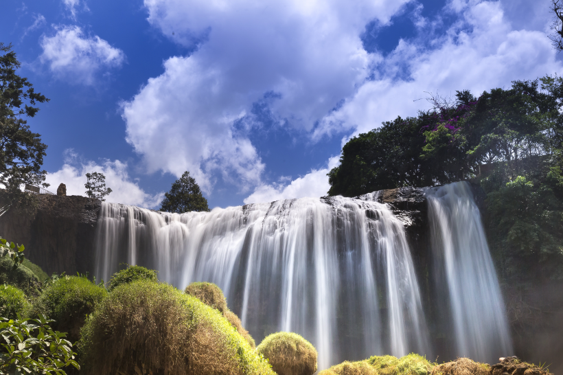 气势磅礴恢弘的瀑布自然风景图片