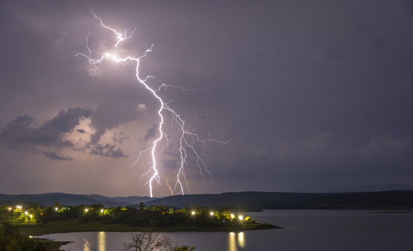 狂暴震撼的雷霆闪电风景图片