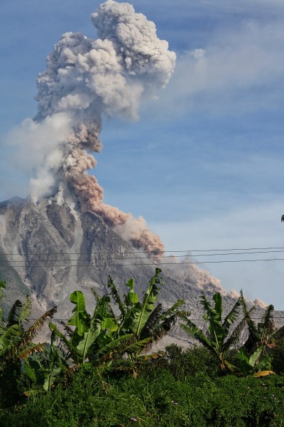 雾气蒸腾的火山图片