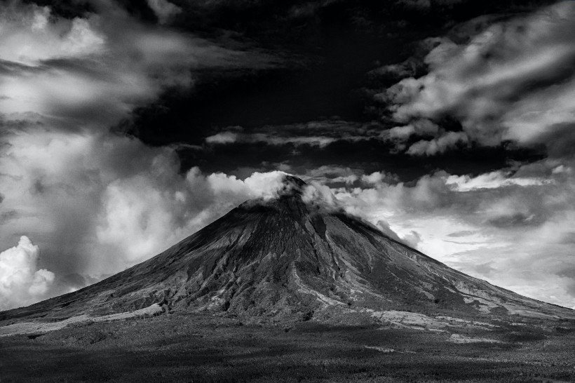 雾气蒸腾的火山图片