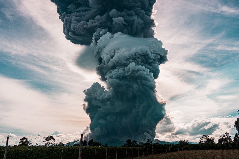 雾气蒸腾的火山图片