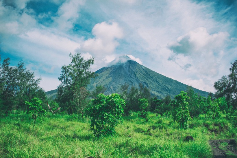 雾气蒸腾的火山图片