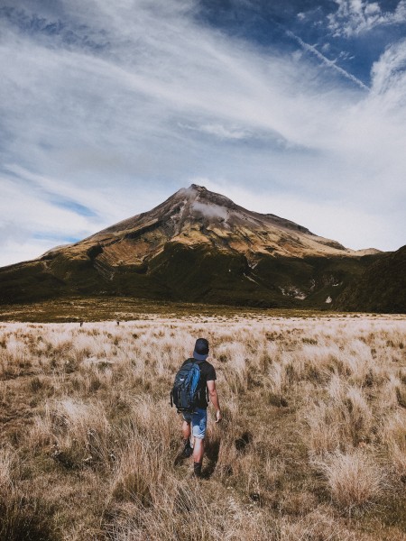 雾气蒸腾的火山图片