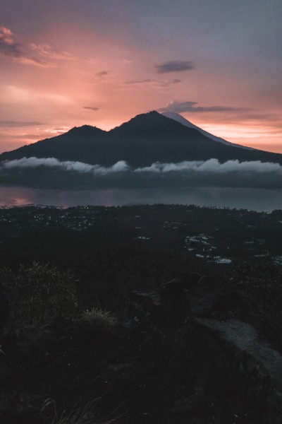 雾气蒸腾的火山图片