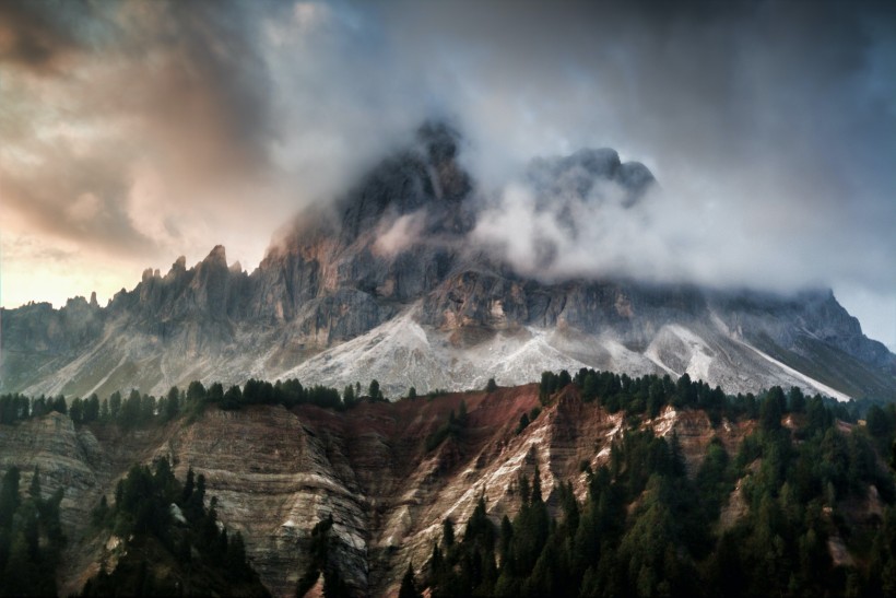 雾气蒸腾的火山图片