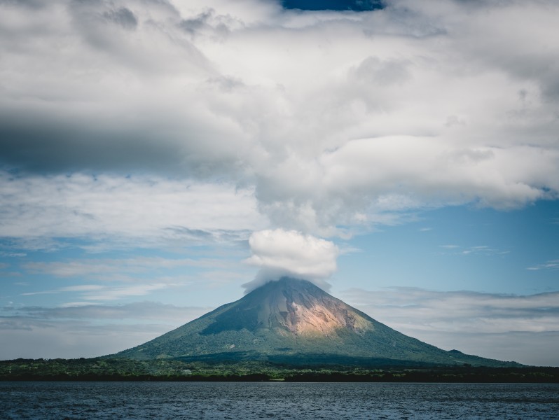 雾气蒸腾的火山图片