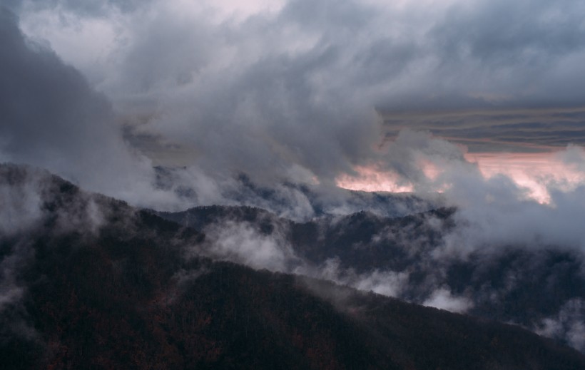 雾气蒸腾的火山图片