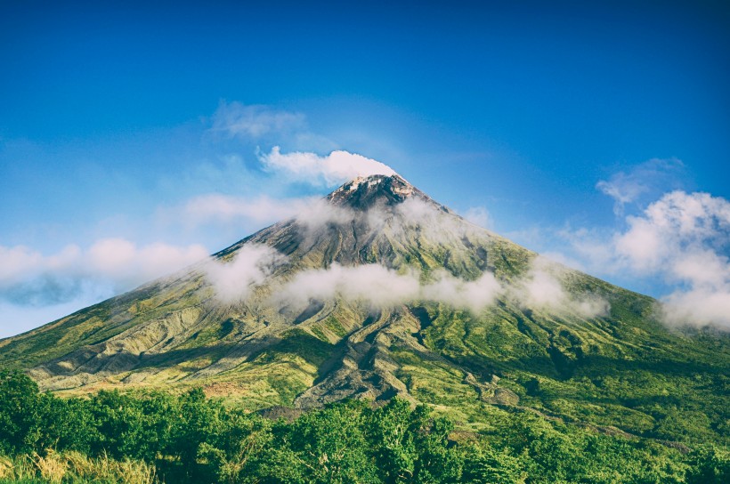 雾气蒸腾的火山图片