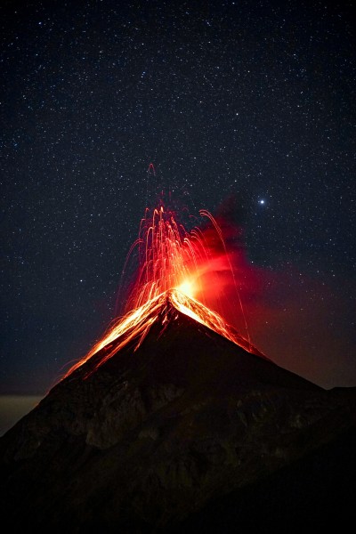 雾气蒸腾的火山图片