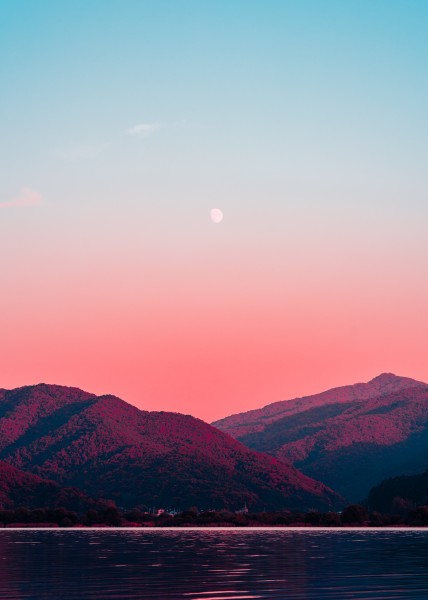 傍晚火红的晚霞风景图片