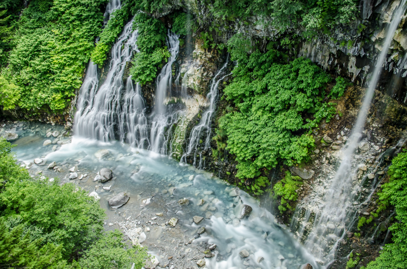 山涧溪流瀑布图片