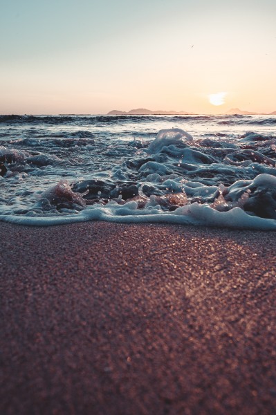 夕阳下的海滩图片