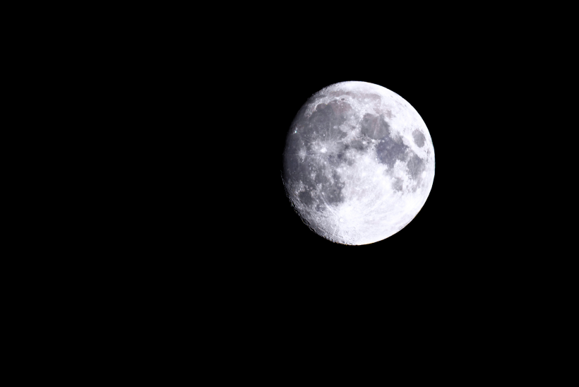 夜空中圆圆的月亮图片