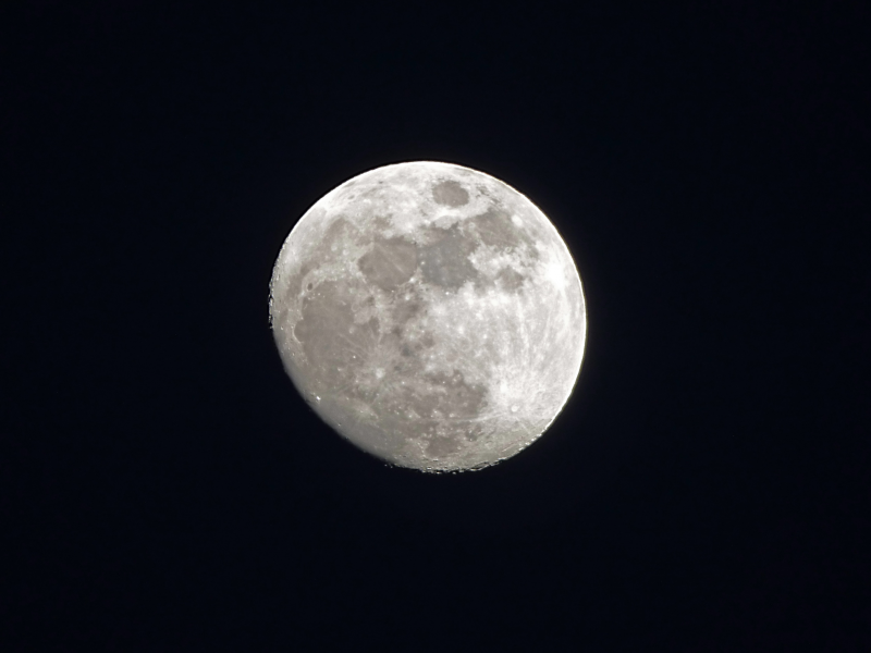 夜空中圆圆的月亮图片