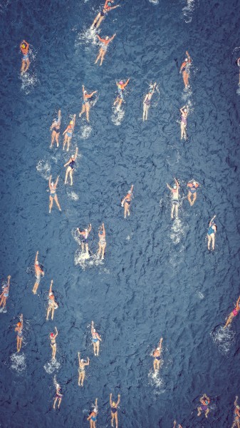 在海里游泳的人图片