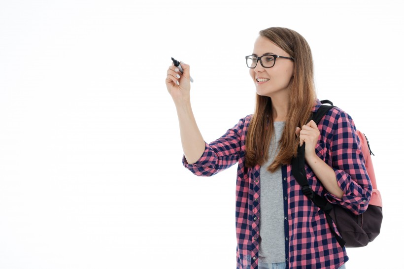 戴眼镜的美女大学生图片